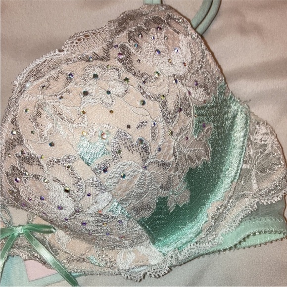 Victoria’s Secret Lace Bra - Picture 4 of 9